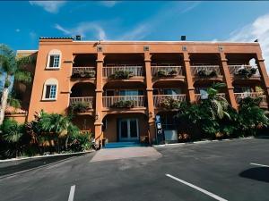 a building with a parking lot in front of it at Hotel Solaire Los Angeles in Los Angeles