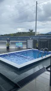 Bazén v ubytování D'Savanna Homestay Gerik nebo v jeho okolí