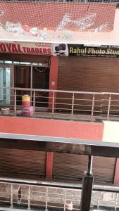 une vue d'un bâtiment avec une gare dans l'établissement Hotel Lalita Sharma, à Dera Bassi