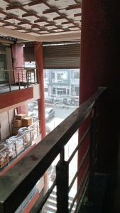 - un escalier dans un bâtiment avec vue sur une rue dans l'établissement Hotel Lalita Sharma, à Dera Bassi