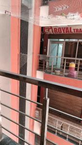 d'un balcon avec une fenêtre. dans l'établissement Hotel Lalita Sharma, à Dera Bassi