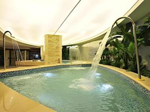 uma piscina com fonte em uma casa em Hohhot Hai Liang Plaza Hotel em Hohhot