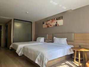 Ένα ή περισσότερα κρεβάτια σε δωμάτιο στο 7天优品深圳龙岗大运中心爱联地铁站店