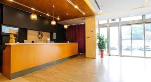 un hall d'entrée avec un bureau de réception dans un immeuble dans l'établissement Jinjiang Metropolo Hotel - Taizhou Wanda Plaza, à Taizhou