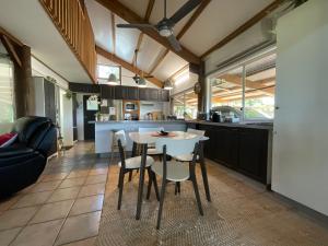 Altitude 700 Rural Retreat : مطبخ وغرفة طعام مع طاولة وكراسي