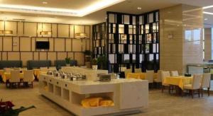 ein Restaurant mit Tischen und Stühlen in einem Raum in der Unterkunft GreenTree Eastern Bijie Qixingguan Zhaoshanghuayuan Hotel in Bijie