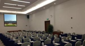 ein Raum mit Stuhlreihen und einer großen Leinwand in der Unterkunft GreenTree Eastern Bijie Qixingguan Zhaoshanghuayuan Hotel in Bijie