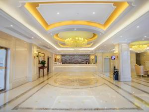 a lobby with a large ceiling with a chandelier at Vienna Hotel Guangxi Liuzhou Xijiang Vientiane City in Liuzhou