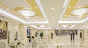 une grande pièce avec des chaises blanches et un magasin dans l'établissement Vienna Hotel Guiyang Jiaxiulou Jichang Road, à Guiyang