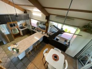 Altitude 700 Rural Retreat : منظر علوي للمطبخ مع طفل يجلس على دراجة بخارية +56 صورة