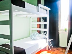 Tempat tidur susun dalam kamar di Coimbra Portagem Hostel