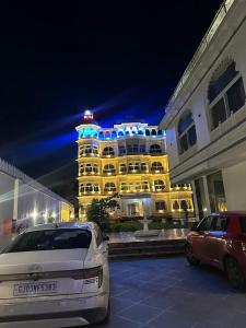 un edificio con un coche aparcado delante en Omnitel Kohinoor, en Udaipur