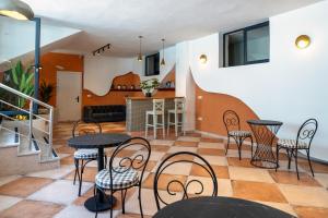 Η κουζίνα ή μικρή κουζίνα στο Montebello Deluxe Hotel