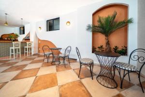 Μια τηλεόραση ή/και κέντρο ψυχαγωγίας στο Montebello Deluxe Hotel