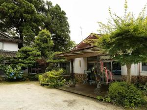 una casa con porche y patio en 眺望の湯宿弁天, en Tonami