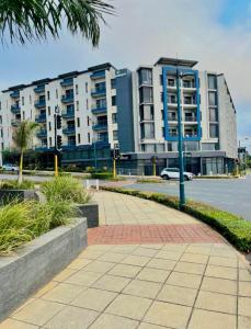 una calle con un gran edificio en el fondo en Urban Park Apartments, en Durban 33 fotos más