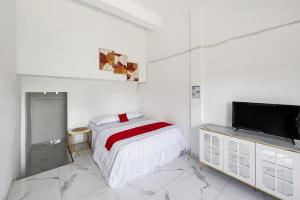 TV a/nebo společenská místnost v ubytování RedDoorz at Raya Hotel Berastagi