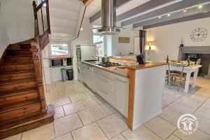 een keuken met een fornuis en een aanrechtblad bij Ti coz in Lézardrieux