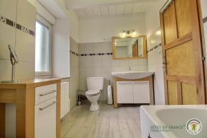 Un baño con inodoro, lavabo y bañera. en Ti coz, en Lézardrieux 23 fotos más