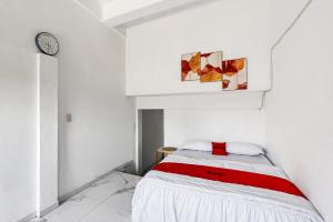 Postel nebo postele na pokoji v ubytování RedDoorz at Raya Hotel Berastagi