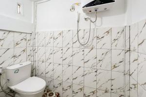 Koupelna v ubytování RedDoorz at Raya Hotel Berastagi