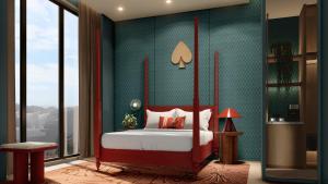 um quarto com uma cama e uma parede verde em Kaban Hotel & Casino Boracay em Boracay