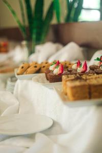 uma mesa coberta com pratos de sobremesas em pratos em Pemabwe Guest Lodge em Harare mais 9 fotografias