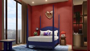um quarto com uma cama e uma parede vermelha em Kaban Hotel & Casino Boracay em Boracay