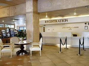 un restaurante con mesa y sillas en el vestíbulo en Shalimar Hostel, en Las Vegas