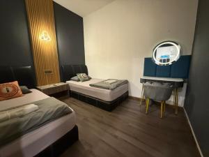 Ένα ή περισσότερα κρεβάτια σε δωμάτιο στο 仙本那镇上民宿-夏之家 Semporna Town Homestay-Summer Home