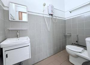 Ένα μπάνιο στο 仙本那镇上民宿-夏之家 Semporna Town Homestay-Summer Home