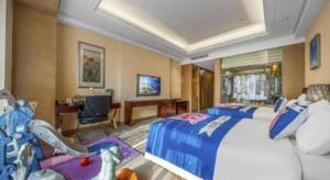 une chambre d'hôtel avec un lit et un toboggan dans l'établissement Days Hotel & Suites Hengan Chongqing, à Nanchuan