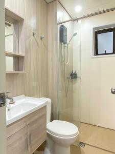 un bagno con wc, lavandino e doccia di Youth City 2 Bedroom Suites with Rooftop Pool Nilai by D'KAY HOMES, near USIM KLIA a Nilai