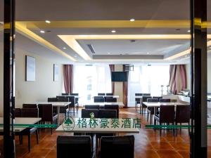 Ein Restaurant oder anderes Speiselokal in der Unterkunft GreenTree Inn Jiangsu Zhangjiagang Jingang Town Darunfa Express Hotel 