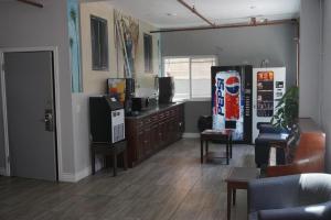 a living room with a kitchen and a living room with at Las Palmas Hotel in Los Angeles