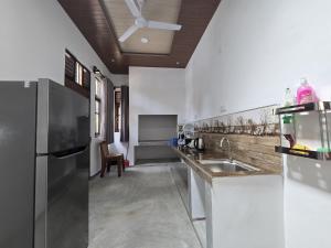 平谷Shayon Villa的厨房配有不锈钢冰箱和水槽