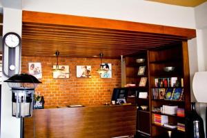 ein Raum mit einer Theke und einer Ziegelwand in der Unterkunft The Royal Chiangkhan Boutique Hotel in Chiang Khan