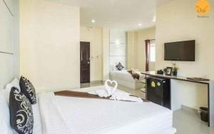 Ban Tha KupThe Rich Residence的一间带床的卧室和一间客厅