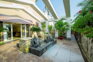 a house with a fountain in the middle of a courtyard at Zhongshan Louis Hotel in Zhongshan