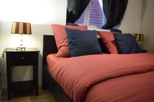 Ένα ή περισσότερα κρεβάτια σε δωμάτιο στο Le Box Office 2 pièces proche Colmar