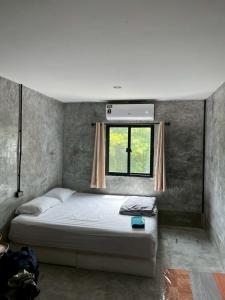 Un dormitorio con una cama grande con ventana. en BN Residence, en Ko Tao