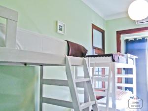 Bunk bed o mga bunk bed sa kuwarto sa Coimbra Portagem Hostel