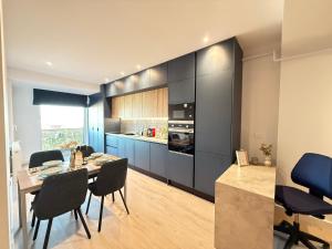 Kuchyň nebo kuchyňský kout v ubytování Luxury Aparthotel in the Centre of Historic Suceava