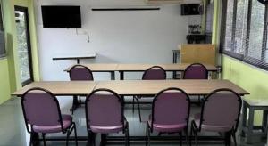 Ban Rong Saeng (1)Hihotel Saraburi的一间会议室,配有一张桌子和紫色椅子 更多200张照片