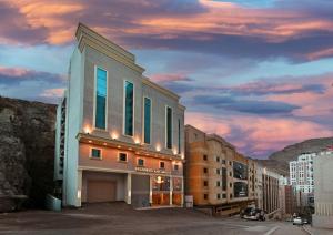 un edificio in una strada cittadina con un tramonto di فندق رفاهية الكرام a Al Khansāk