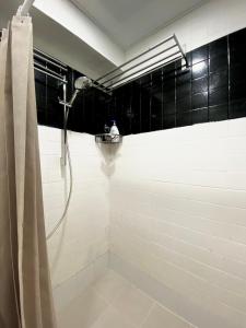 Ένα μπάνιο στο Cozy & Quiet 1BR - Sai Ying Pun