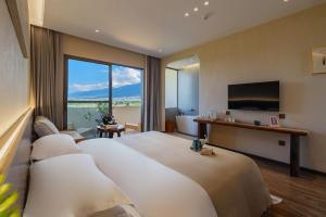 Μια τηλεόραση ή/και κέντρο ψυχαγωγίας στο Dali Buxi Traditional Chinese Medicine Wellness and Spiritual Retreat Villa Mountain and Sea Homestay