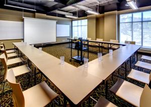 una sala conferenze con tavoli, sedie e lavagna bianca di HI Whistler - Hostel a Whistler