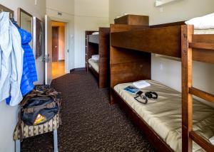Postel nebo postele na pokoji v ubytování HI Whistler - Hostel