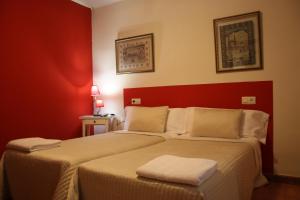A bed or beds in a room at Fonda Angeleta